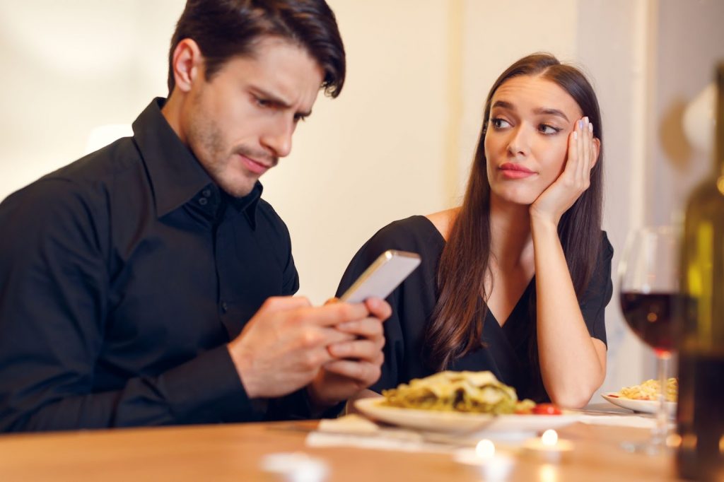 Couple pictured Phubbing