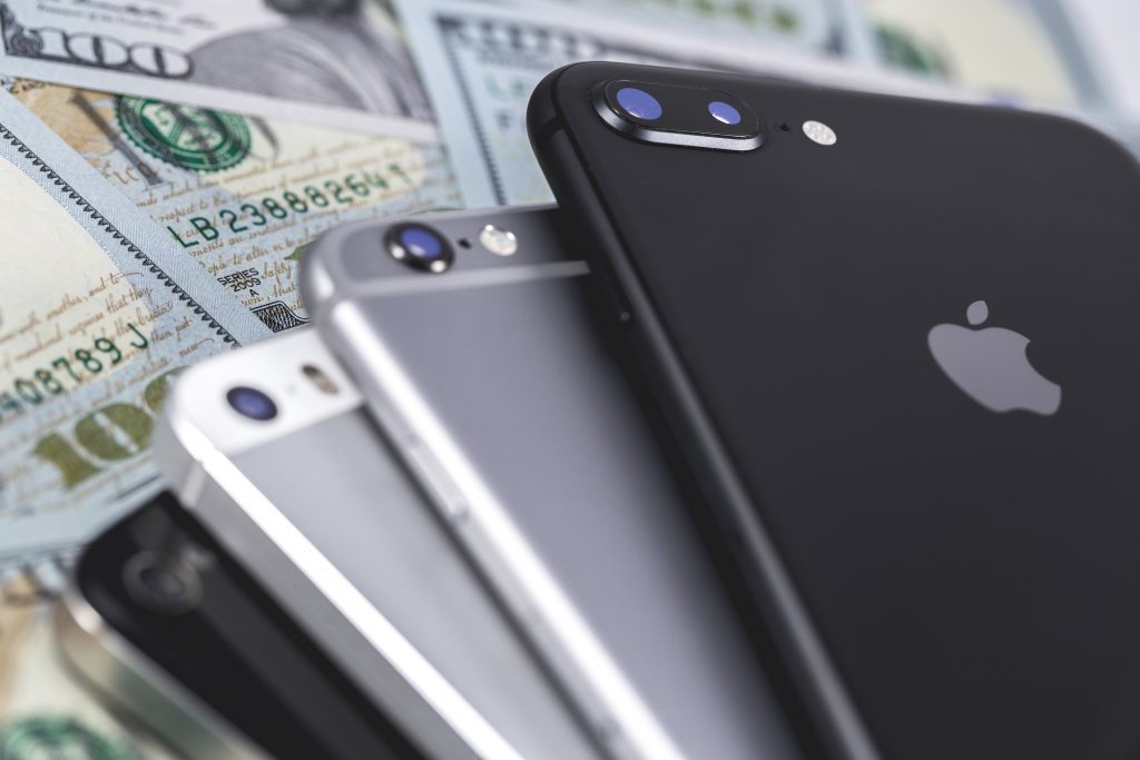 Picture showing iPhone = dollars